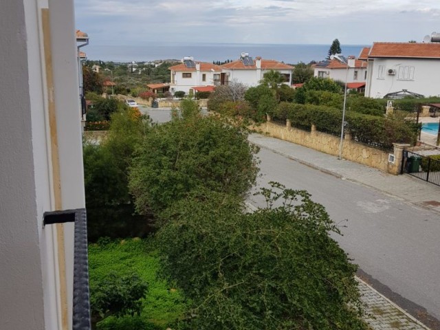 Girne Çatalköy'de 850m2 bahçe ve özel havuzlu müstajil villa.Eşyasız.Eşyalı olarak 2000 GBP verilecektir...