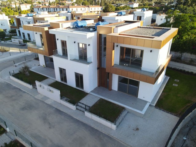 OZANKÖY de Lüks, beyaz eşyalı ve bazaları bizden hediyeli, taşınmaya hazır ikiz ve tam müstakil villalarımız bahçe düzenlemesi yapılmış  370.000 GBP 2 adet villa mevcut ) mutlaka görünüz. 