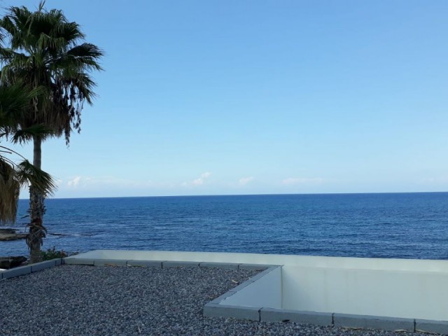 2+1 Wohnung zum Verkauf in Kyrenia ,am Meer.Es ist eine Urkunde und Einrichtungsgegenstand. ** 