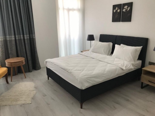 Girne Polis  Merkezi bölgesi( Barış Parka yakın) 2+1 havuzlu güvenlikli sitede günlük kiralık daire