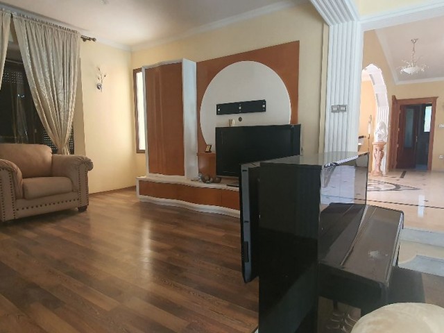 6 + 2 room villa in Kyrenia Ağırdag....Turkish title deed.within 3.5 acres.The whole of Nicosia is at your feet from a bird's Eye view... ** 