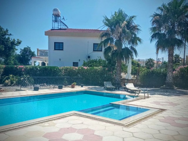 Alsancak Kyrenia, mountain side, 4 + 1 all bedrooms are in an esteemed villa with a pool of ten suites within 750 m2. ** 