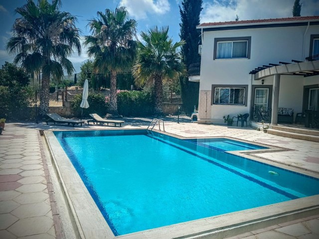 Alsancak Kyrenia, Bergseite, 4 + 1 alle Betten IDAS on suut Villa mit Pool in 750 m2. ** 