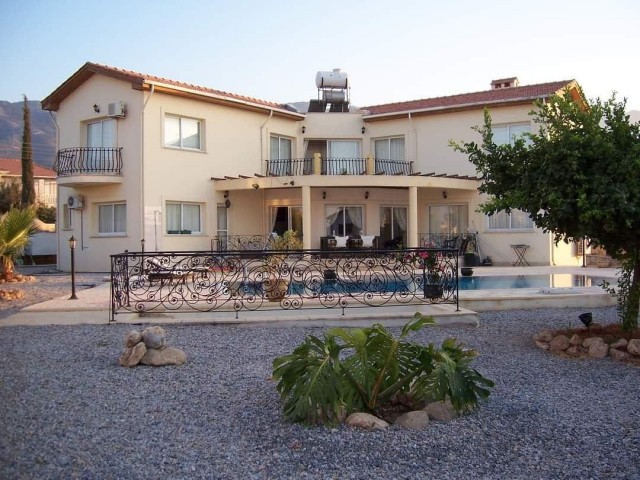 Alsancak Kyrenia, mountain side, 4 + 1 all bedrooms are in an esteemed villa with a pool of ten suites within 750 m2. ** 