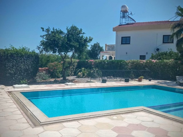 Alsancak Kyrenia, Bergseite, 4 + 1 alle Betten IDAS on suut Villa mit Pool in 750 m2. ** 