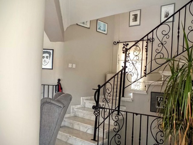 Alsancak Kyrenia, mountain side, 4 + 1 all bedrooms are in an esteemed villa with a pool of ten suites within 750 m2. ** 