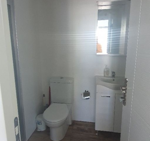 Kyrenia Nusmar market district is located in the prestigious building 1. The apartment has a private indoor garage with a balcony on the floor, a double bathroom with a toilet...Esyal is.(+3000 stg).. .Taxes have been paid. ** 