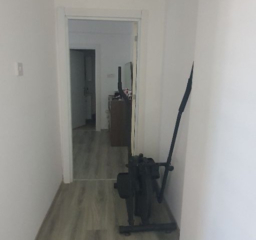 1 im prestigeträchtigen Gebäude des nusmar-marktviertels von Kyrenia. Wohnung mit eigenem überdachten Garage mit Balkon mit zwei Badezimmern WC...Das Zeug... .Steuern bezahlt. ** 