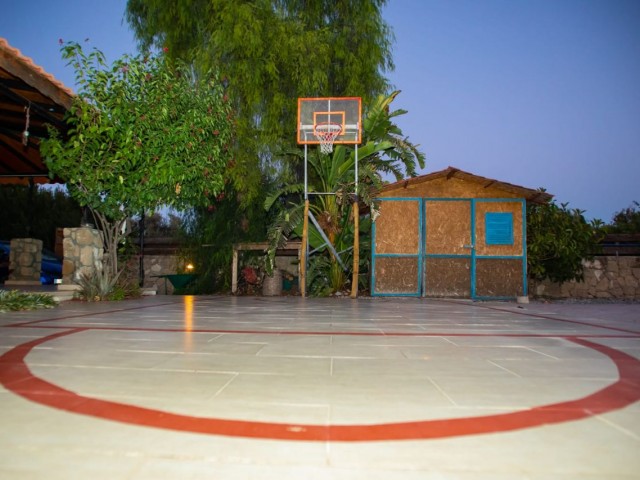 170m2 privater Garten mit Pool (900m2) Wasserbrunnen Basketballplatz Preis gefallen jetzt 195.000 stg ** 