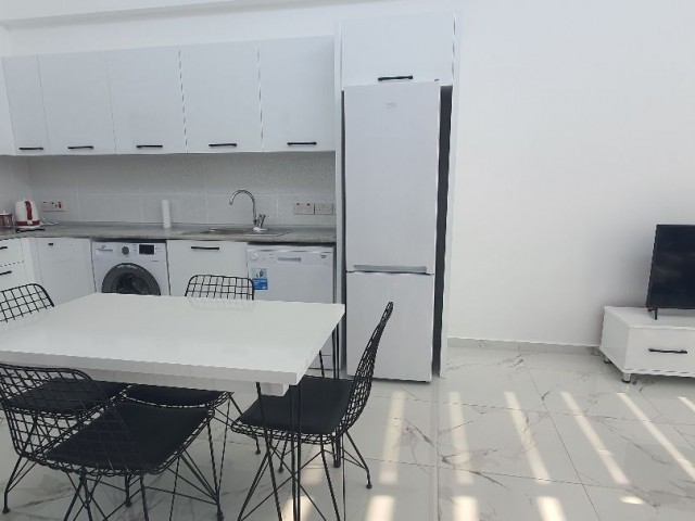 Girne merkez MR POUND bölgesi 2+1 penthouse,deniz manzaralı veya 1.kat 2+1 600 stg full eşyalı. 