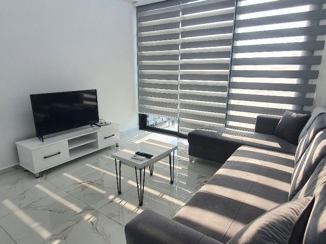 Girne merkez MR POUND bölgesi 2+1 penthouse,deniz manzaralı veya 1.kat 2+1 450 stg full eşyalı.