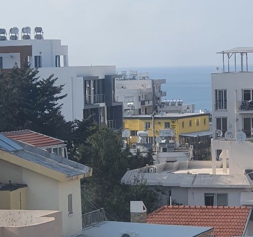 Girne merkez MR POUND bölgesi 2+1 penthouse,deniz manzaralı veya 1.kat 2+1 450 stg full eşyalı.