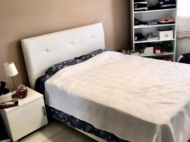 Girne"de dağ ve deniz manzaralı yüksek katlı apartman dairesi çift wc, 135m2, Ortak Havuzlu,güvenlik mevcut...Full Eşyalı.