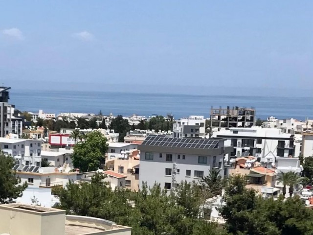 Girne"de dağ ve deniz manzaralı yüksek katlı apartman dairesi çift wc, 135m2, Ortak Havuzlu,güvenlik mevcut...Full Eşyalı.