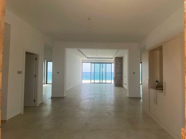 Sea Front 6 bedroom villa in Karşıyaka, pre Turkish title deeds.Ready to move in...