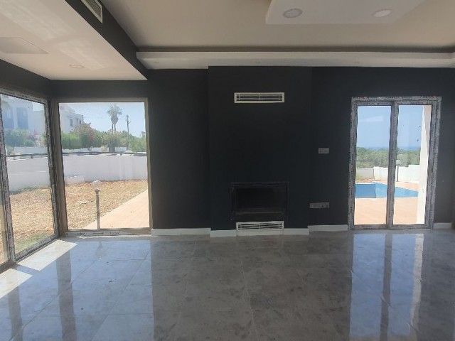 Girne Shamada( eski Coronado beach) sahile çok yakın havuzlu bahçeli,VRF sistemli(650m2) villa sıfır...Full eşyalı...