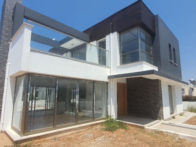 Girne Shamada( eski Coronado beach) sahile çok yakın havuzlu bahçeli,VRF sistemli(650m2) villa sıfır...Full eşyalı...