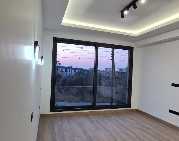 Girne Karaoğlanoğlu üst artele yakın bölgede, havuzlu, tüm yatak odaları on suit, 2 yatak odası gardroplu,son 1 villamız..640m2 bahçe ve 260m2 kapalı alan 4+1..6ay sonra teslim.