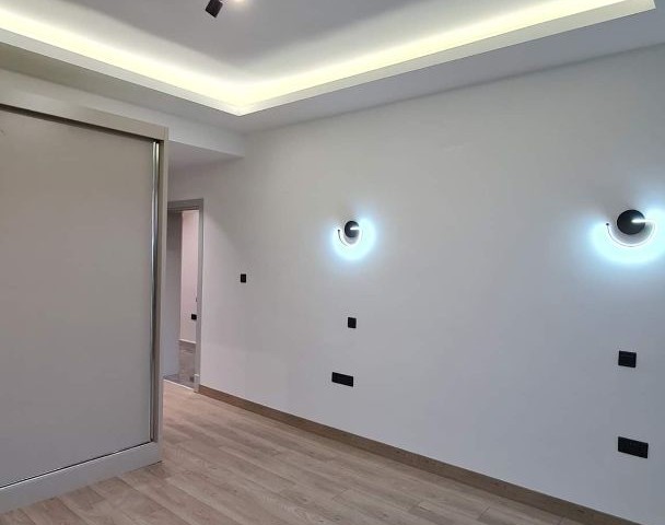 Girne Karaoğlanoğlu üst artele yakın bölgede, havuzlu, tüm yatak odaları on suit, 2 yatak odası gardroplu,son 1 villamız..640m2 bahçe ve 260m2 kapalı alan 4+1..6ay sonra teslim.