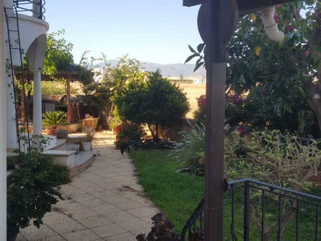 Güzelyurt Akçay is also used as both a villa and a beauty center, the workplace (located on the same property) is for sale.Various fruit trees give life to this exceptional property. ** 