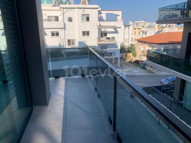 Girne Yeni Nusmar bölgesi havuz ve güvenliği olan sitede full eşyalı 2+1