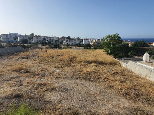 Karsiyaka hat auch 2 Grundstücke zum Verkauf in der gleichen Größe und Preis 2 Etagen erlaubt. Je 1200 m2.Gleichwertige Eigentumsurkunde, Berg-und Meerblick ** 