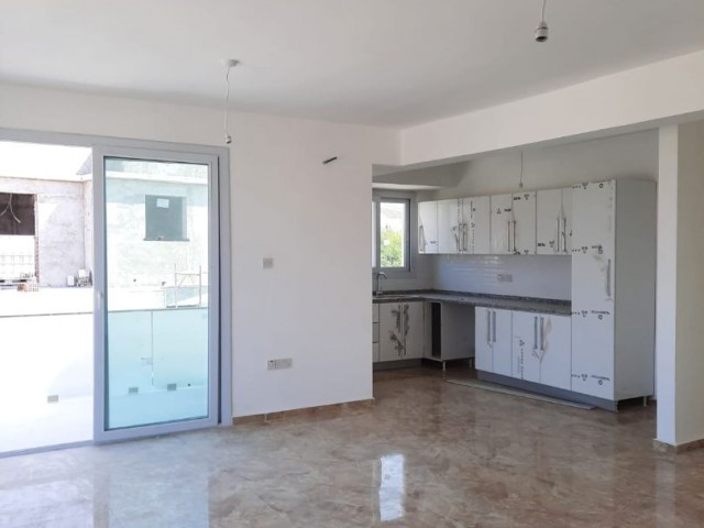 2+1-Zimmer-Penthouse-Wohnung mit herrlichem Meerblick im Stadtteil Alsancak zu verkaufen