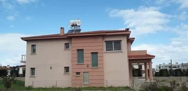 Girne Doğanköyde Ticari Arsa nitelikli veya  700m2 bahçe içinde, Esdeğer tapulu satılık villa. Uncle Sam veya Starling Markete yakın.