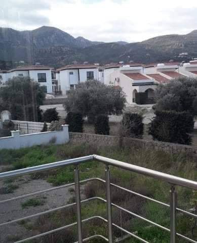 Villa zum Verkauf in Dogankoy, Girne, mit Gewerbegrundstück oder 700 m² großem Garten, mit Eigentumsurkunde. In der Nähe von Uncle Sam oder Starling Market.