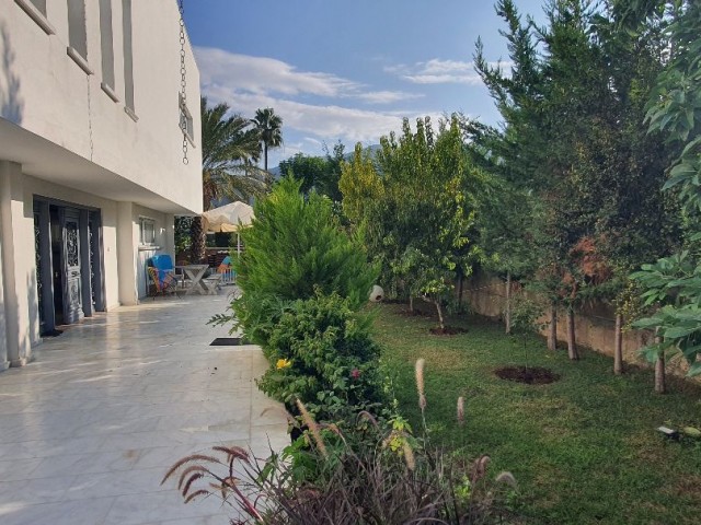 Girne Karakum bölgesi Türk Tapulu,  1600 m2 bahçesiyle, 4x11m. tuz sistemli havuz, yerden ısıtma sistemli, Ödüllü mimar çizimi 320m2 kapalı alan,  4 yatak odası da on suit.Zevkli modern  villa