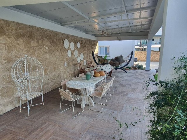 Region Girne Karakum mit türkischem Grundbuchamt, 1600 m2 Garten, 4x11m. Salzsystem-Pool, Fußbodenheizung, preisgekrönte Architektenzeichnung, 320 m² geschlossene Fläche, 4 Schlafzimmer und zehn Suiten. Moderne, geschmackvolle Villa