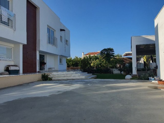 Region Girne Karakum mit türkischem Grundbuchamt, 1600 m2 Garten, 4x11m. Salzsystem-Pool, Fußbodenheizung, preisgekrönte Architektenzeichnung, 320 m² geschlossene Fläche, 4 Schlafzimmer und zehn Suiten. Moderne, geschmackvolle Villa