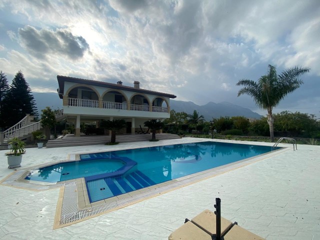 400 m² große Villa mit 8 x 12 m Pool auf 2,5 Dekaden in Girne Lapt....