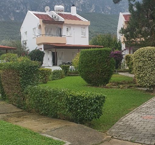 Girne Edremitte huzur verici havuzlu site içerisinde 3+1 full eşyalı triplex  villa.Tapu müstakil eşdeğer tapu.