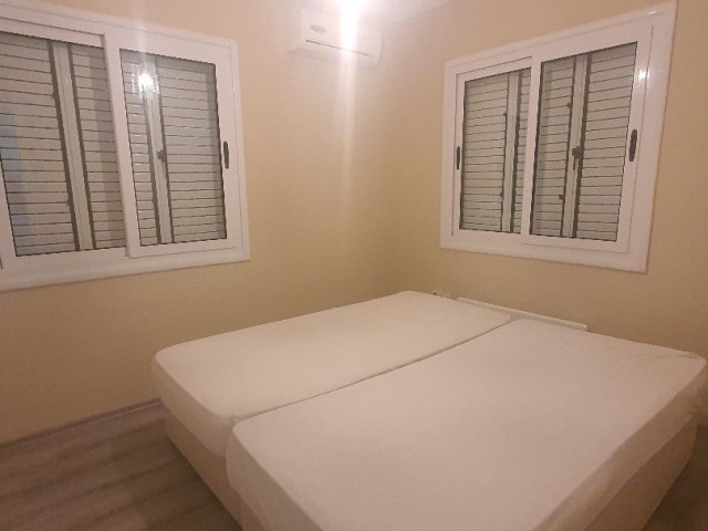 Girne Edremitte Havuzlu site içinde full eşyalı triplex 3+1 full eşyalı villa...2 deposit 6  kira 1 hizmet beďeli...