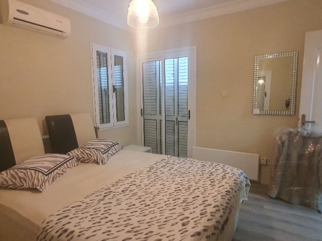 Girne Edremitte Havuzlu site içinde full eşyalı triplex 3+1 full eşyalı villa...2 deposit 6  kira 1 hizmet beďeli...