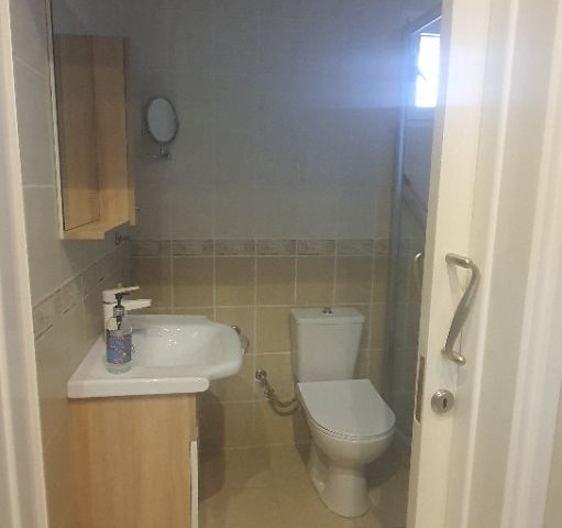 Girne Edremitte Havuzlu site içinde full eşyalı triplex 3+1 full eşyalı villa...2 deposit 6  kira 1 hizmet beďeli...