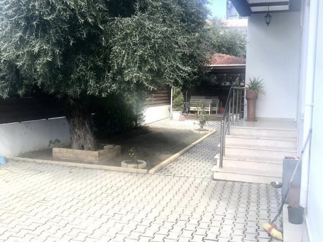 Girne Zeytinlik 3++1 450 m² freistehende Doppelvilla mit Garten, möbliert, Steuern bezahlt.