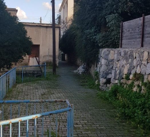 Freistehendes Haus in Kyrenia, Alsancak, in einem 1 Dekaden (1338 m2) großen Garten, der renoviert werden muss.