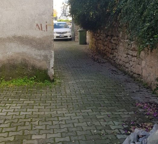 Girne Alsancak"ta 2 dönüme yakın bahçe içinde tadilat gereken müstakil ev.