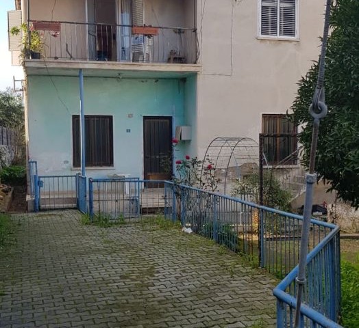 Detached house in Kyrenia, Alsancak, in a 1 decare (1338m2) garden, which needs renovation.