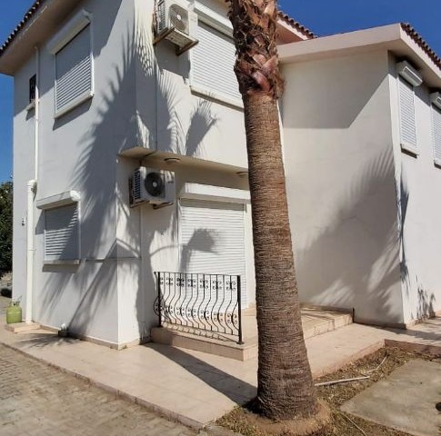 Girne Lapta Hoteller bölgesi 3+1 müstakil bahçe ve havuzlu villa.Kiralık( 2 deposit 1 kira 1 komisyon,yıllık peşine %10) 15.11.23 itibari ile müsaittir