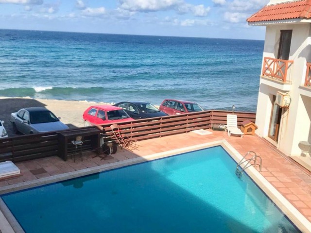 2+1 Wohnung .90m2, alle Steuern bezahlt, in einem Komplex mit Pool direkt am Meer in Karakum, Kyrenia. Grundstück mit Pool am Meer.