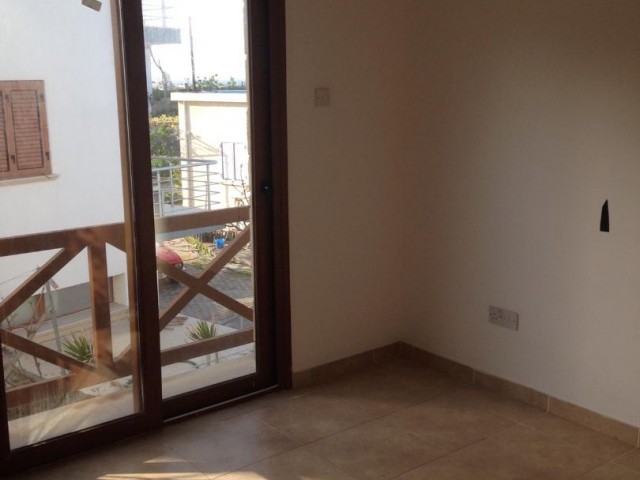 2+1 flat .90m2, all taxes paid, in a complex with a pool on the seafront in Karakum, Kyrenia. Site with a pool by the sea.