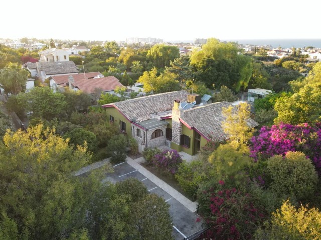 Villa in Girne Yeşiltepe 1,5 Hektar Garten. Gleichwertige Eigentumsurkunde. Großer großer Garten und Pool.