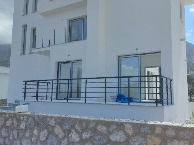 Girne Karsıyaka  4+1 500 m2 bahçeli villa.Bitmiş hazır.