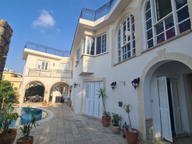 Authentische Steinvilla mit Berg- und Meerblick und türkischer Eigentumsurkunde in Ozankòy Girne..mit Pool.Freistehend.