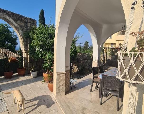 Authentische Steinvilla mit Berg- und Meerblick und türkischer Eigentumsurkunde in Ozankòy Girne..mit Pool.Freistehend.