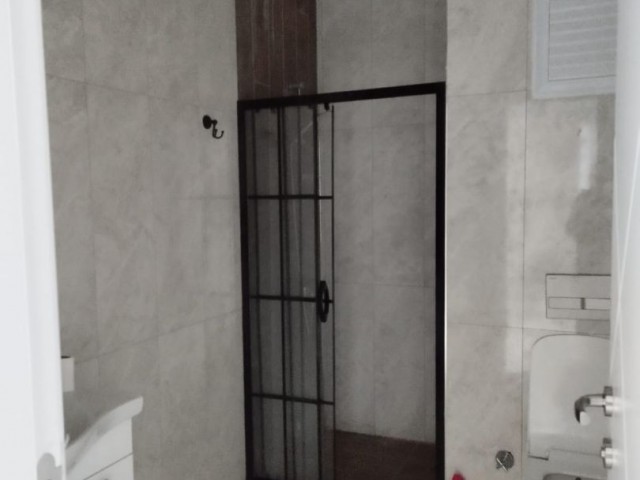 آپارتمان Alsancak Girne طبقه همکف 2+1 با حمام و توالت دو نفره آماده جابجایی [5000 متر مبله اضافی]