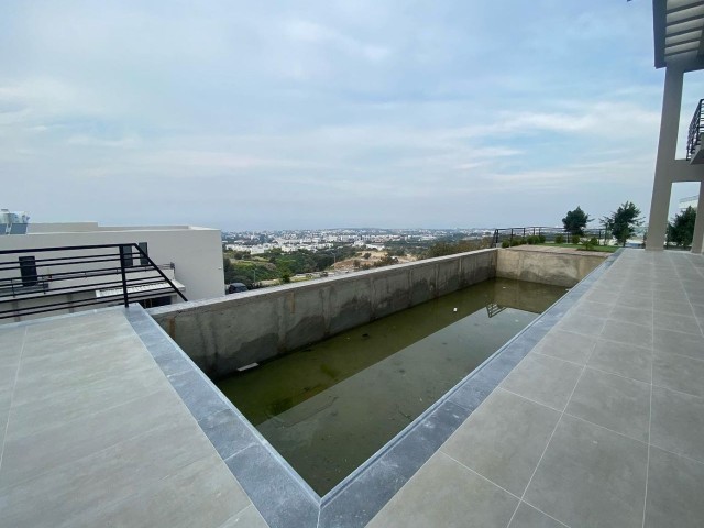 In der Berghang Gegend von Girne American University, bereit für die Lieferung mit Panoramablick auf die Berge und das Meer, 4+1 Villa mit 1000 m2 Garten und Pool. 